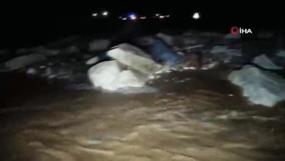 su kanali -  Sivas'ta HES santralindeki su kanalı patladı  Videosu