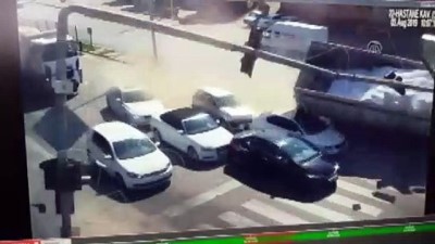Afyonkarahisar'da tır otomobillere çarparak devrildi 