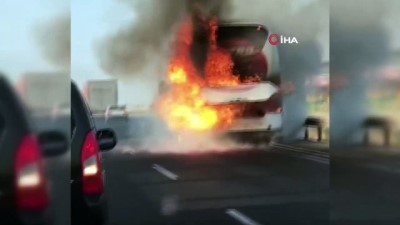  Bursa- İzmir yolunda otobüs alev alev böyle yandı