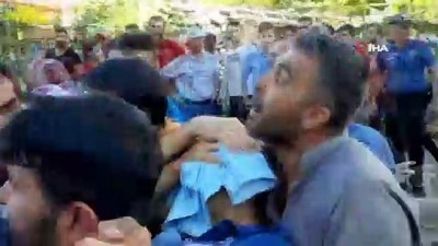  Cinayet zanlısına mahallelinin öfkesi... Öfkeli kalabalık zanlının iş yerini taşladı