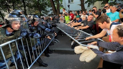 halife - Moskova'da seçim protestosuna katılan yüzlerce muhalife gözaltı Videosu