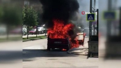  Otomobil alev alev yandı, 3 kişi ölümden döndü