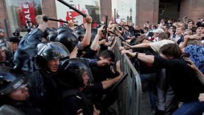 Rus muhalifler polisin sert müdahalesine rağmen sokaklarda: Yüzlerce kişi gözaltına alındı