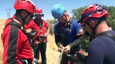  Sarp kayalıklarda gerçeğini aratmayan hasta kurtarma eğitimi 