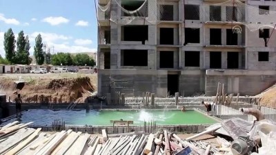 su savasi - Sıcaktan bunalan işçiler havuz inşaatında serinliyor - SİVAS Videosu