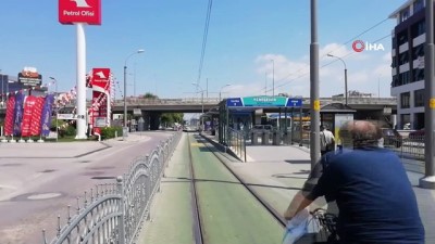 korkuluk -  Tramvay yolunda hız yapan otomobil yolcu dolu durağa böyle saplandı  Videosu