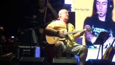  Ünlü müzisyen Bülent Ortaçgil Bursa’da sahne aldı