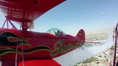 akrobasi pilotu - Akrobasi pilotu baba ile kızından 'Büyük Zafer' uçuşu - ESKİŞEHİR  Videosu