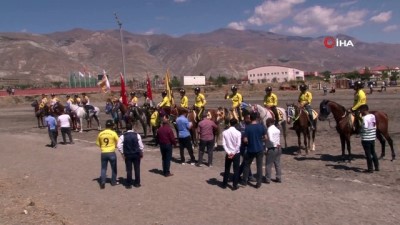  Erzincan'daki atlı cirit müsabakaları nefes kesti