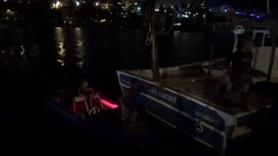 deniz kiyisi - Denizde tekne ile mahsur kalan gençlere balıkçılardan yardım - DÜZCE  Videosu