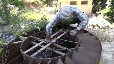  Harabe değirmende 40 yıldır tahıl öğüterek geçimini sağlıyor 