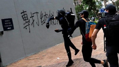 polis merkezi - Hong Kong'da muhalif göstericiler fırlattıkları taşlarla polis merkezinin camlarını kırdı Videosu