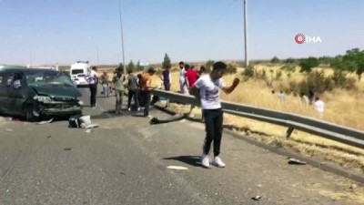  Mültecileri taşıyan araç devrildi: 10 yaralı 