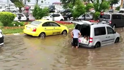 mahsur kaldi -  Şiddetli yağış sele neden oldu... Araçlar yolda mahsur kaldı Videosu