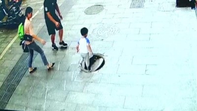 rogar kapagi - Çin'de 3 yaşındaki meraklı çocuk kırık rögar kapağına basarak kanalizasyona düştü  Videosu