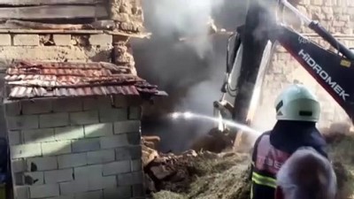 Erzincan'da açık unutulan ampul samanlığı yaktı 