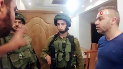 forma -  - İsrail askerleri Filistinli gazetecinin evine baskın düzenledi Videosu
