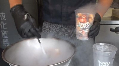 patlamis misir - Sıvı azot ile dondurulan patlamış mısıra Japonlardan büyük ilgi Videosu