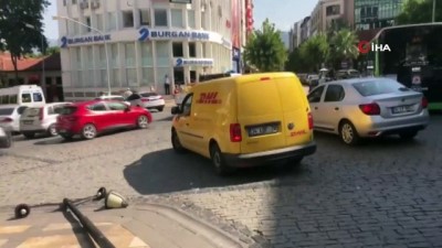 elektrik akimi -  Caddede yürüyen gencin kafasına aydınlatma direği devrildi Videosu