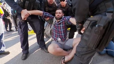 isyan - Çevrenin korunması için mücadele eden Yokoluş İsyanı göstericilerine Avustralya polisinden müdahale Videosu