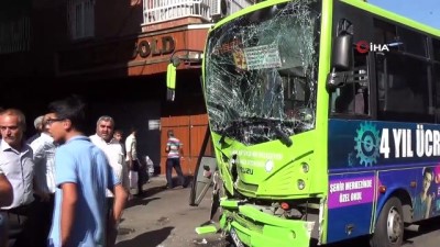 halk otobusu -  Halk otobüsü kepçeye çarptı: 5 yaralı  Videosu