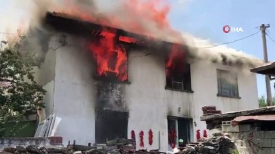 amator kamera -  İki katlı ahşap ev alevlere teslim oldu  Videosu