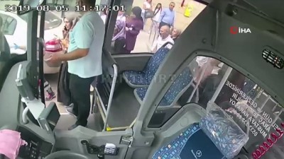 yolcu otobusu -  Otobüs şoförünün çabası hayatını kurtardı... Yolcu otobüsünde kalp krizi geçiren genç yere böyle yığıldı  Videosu
