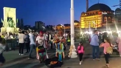  Taksim’de Kızılderili sanatçılara yoğun ilgi 