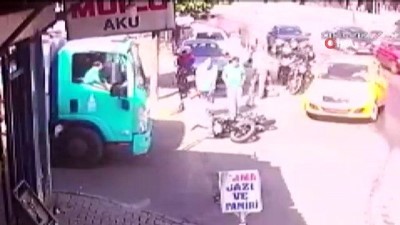 dikkatsizlik -  Taksinin çarptığı motosikletli kamyonunun altından kalmaktan kıl kurtuldu  Videosu