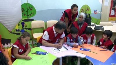 lyon -  Türk Kızılayı'ndan çocuklara bayramlık kıyafet yardımı Videosu