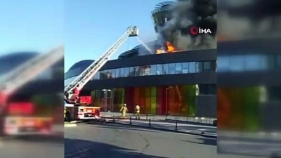 cati kati -  Üsküdar Bilim Merkezi’nde yangın paniği kamerada Videosu