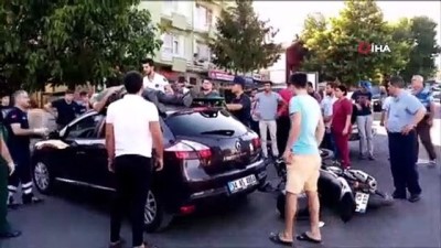 motosiklet surucusu -  Çarpıştığı otomobilin üzerine böyle düştü Videosu