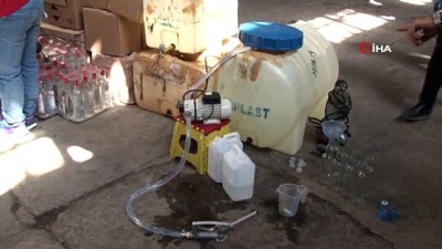 sahte icki operasyonu -  İstanbul’da sahte içki operasyonu: Satışa sunmak için hava yolu şirketi etiketleri kullanmışlar  Videosu