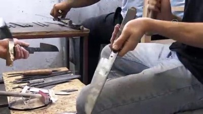 puf noktasi - Meşhur Hartlap bıçakları kurbanlıklar için hazırlanıyor - KAHRAMANMARAŞ  Videosu
