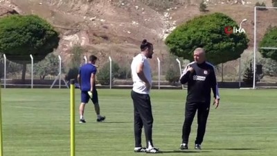 forma - Servet Çetin: “Sivasspor ligde olmazsa olmaz”  Videosu