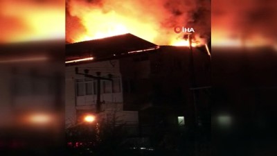  Üç katlı binanın teras katında çıkan yangın paniğe neden oldu