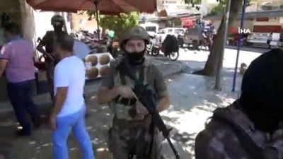 kadin terorist -  Canlı bomba paniği... Kadının üzerindeki düzenek sökülerek kontrollü bir şekilde patlatıldı  Videosu