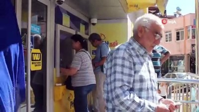 bankamatik -  Denizli'de emekliler bayram ikramiyelerini almaya başladı  Videosu