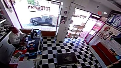 deprem panigi -  Depreme dükkanında yakalandı...Esnafın deprem paniği kamerada Videosu