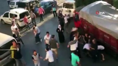 park kavgasi -  İstanbul’da mahalleli park yeri yüzünden sopalarla birbirine girdi  Videosu
