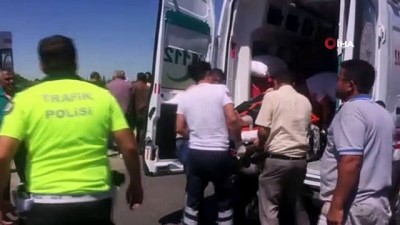 motosiklet surucusu -  Otomobil motosikletle çarpıştı: 2 yaralı  Videosu