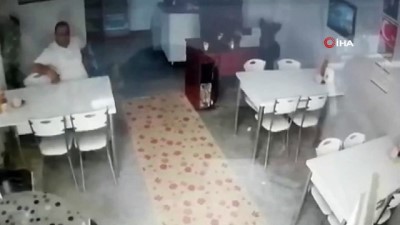  Restoranda deprem paniği kamerada