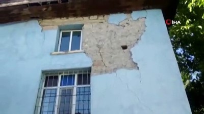 cami minaresi -  Tutluca'da depremin etkisiyle evlerde çatlaklar oluştu, cami minaresinde kayma meydana geldi Videosu