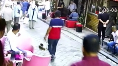 polis merkezi -  Kadınların cadde üzerindeki “eş” kavgası kamerada  Videosu