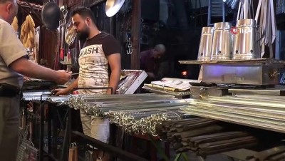 yogun mesai -  Kebap şişleri bayram için dövülüyor  Videosu