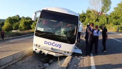  Lastiği patlayan yolcu minibüsündeki yolcular ölümden döndü