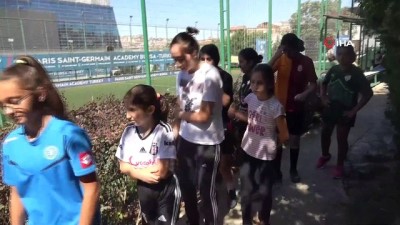 kadin futbolcu - Avrupa devinin kız futbol takımı seçmelerine yoğun ilgi  Videosu