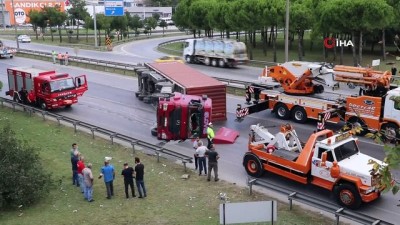  D-650 karayolunda tır devrildi, trafik ulaşıma kapandı 