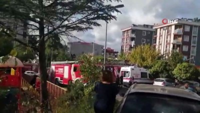 Sancaktepe Yenidoğan'da bir okulda elektrik aksamından kaynaklandığı düşünülen yangın çıktı. Öğrenciler okuldan dışarı çıkarılırken itfaiyenin yangına müdahalesi sürüyor.