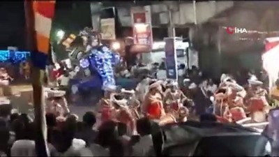 kacis -  - Sri Lanka’da Fil Kalabalığa Daldı: 17 Yaralı  Videosu